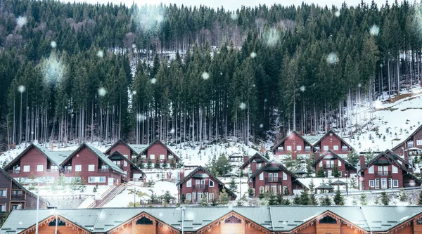 Gemütliches Holzhaus in den Karpaten — Stockfoto