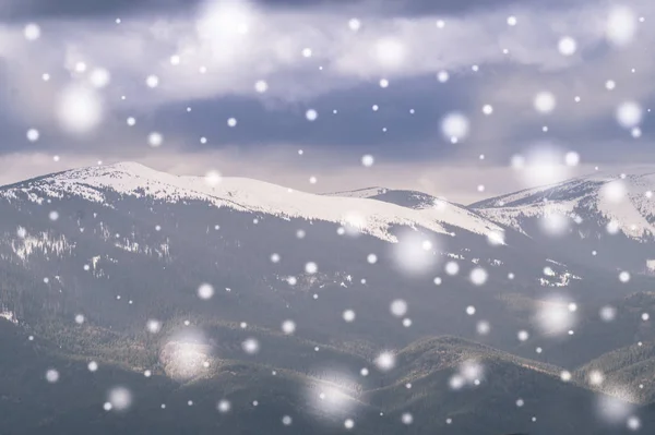 喀尔巴阡山脉覆盖着雪。通过东欧的冬天之旅 — 图库照片