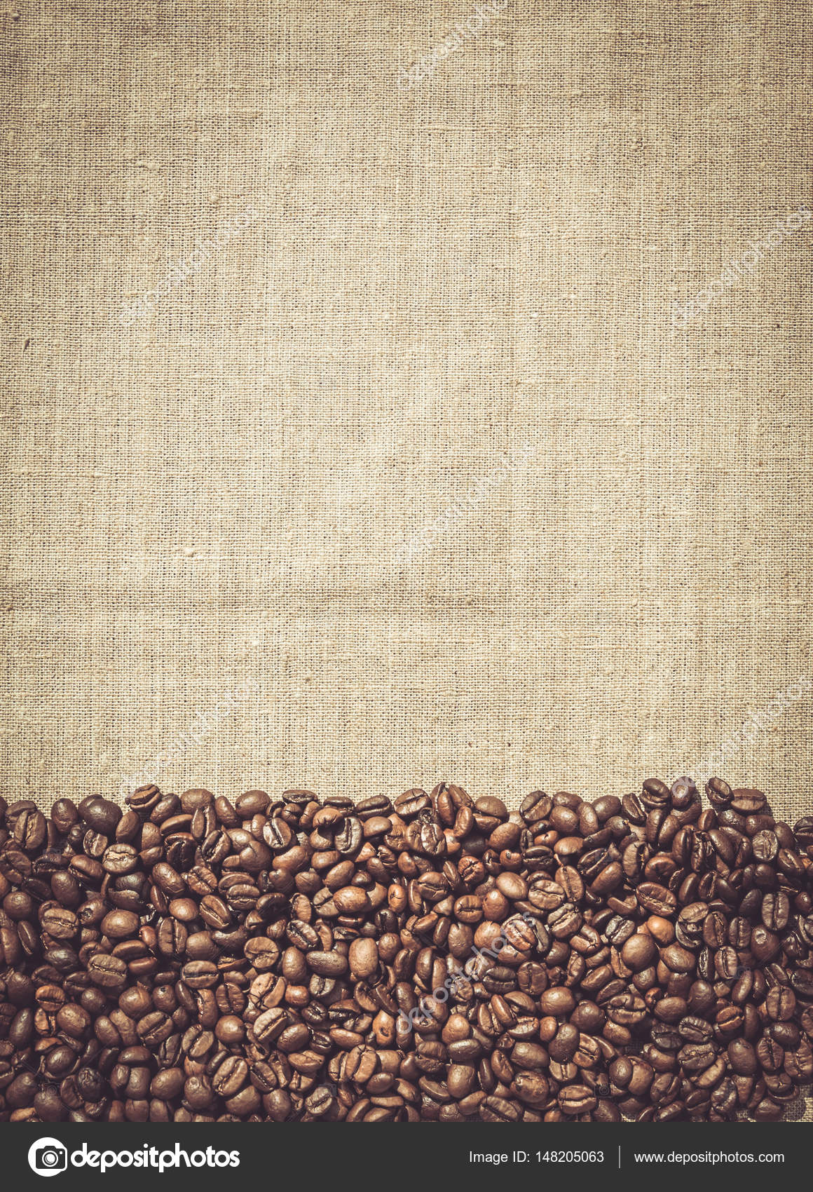 Thực đơn cà phê với hạt cà phê rang trên nền vải tạo nên một khung cảnh hoàn hảo cho những ai yêu thích hương vị đặc biệt của cà phê rang xay. Cùng nhau tìm hiểu về sản phẩm này và tham gia vào trải nghiệm cảm giác thật đặc biệt khi thưởng thức đồ uống này tại quán.
