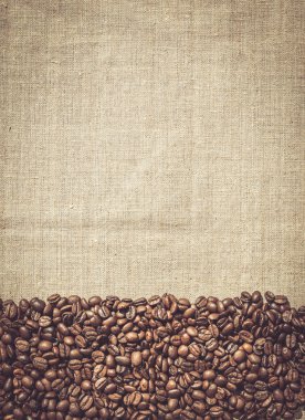Kahve menü. Keten kumaş arka plan üzerine kavrulmuş kahve çekirdekleri