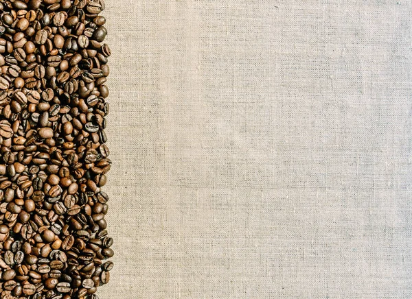 Grains de café et tissu de lin. Le décor dans le café — Photo