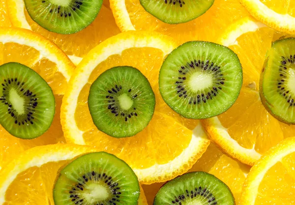 Ljusa tropiska frukter. Apelsin och kiwi grön — Stockfoto