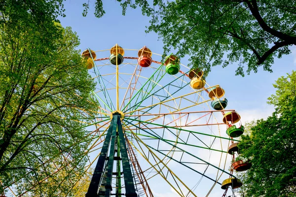 Verão divertido Parque. A pitoresca roda gigante velha — Fotografia de Stock