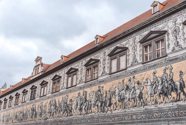 Stary budynek gotycki w Dreźnie. Malowane mozaika elewacji budynku — Zdjęcie stockowe