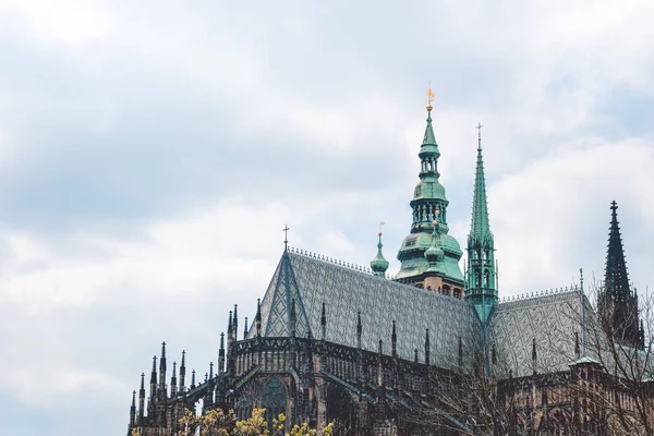 Antiguo castillo de Hradthe. Las agujas de la Catedral de San Vito, Praga — Foto de Stock