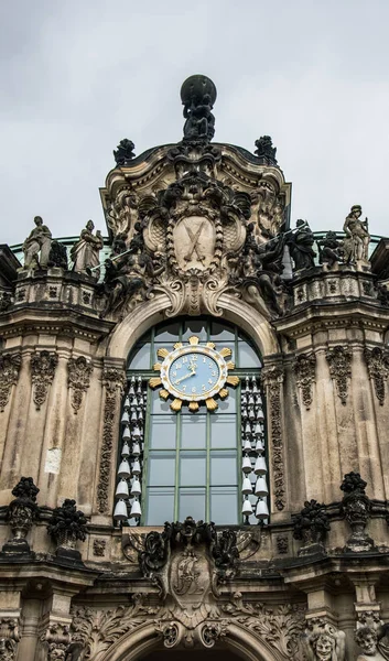 Cidade histórica de Dresden. A torre do relógio gótico e arquitetura antiga — Fotografia de Stock