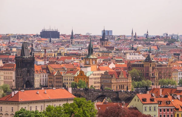 Rote Ziegeldächer in der alten europäischen Stadt ist Prag — Stockfoto