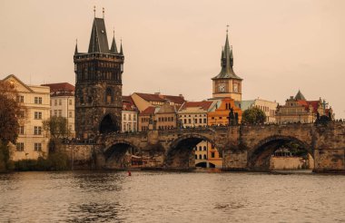 Prag'da alacakaranlıkta. Pitoresk Charles Köprüsü. Kent Prag'ın ve Vltava Nehri