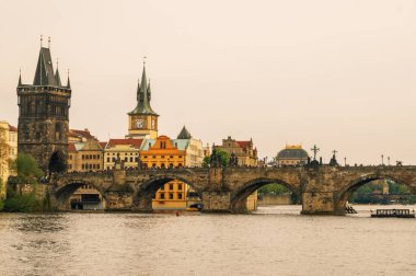 Akşam Prag'da. Pitoresk Charles Köprüsü. Kent Prag'ın ve Vltava Nehri