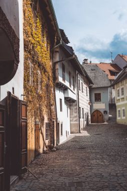 pitoresk eski sokak içinde şehir, Cesky Krumlov, Çek Cumhuriyeti