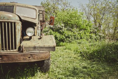 Eski terkedilmiş kamyon. Hurdalık