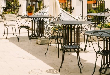 Zarif kahve masa ve sandalyeler. Sabahın erken saatlerinde ıssız bir kafe