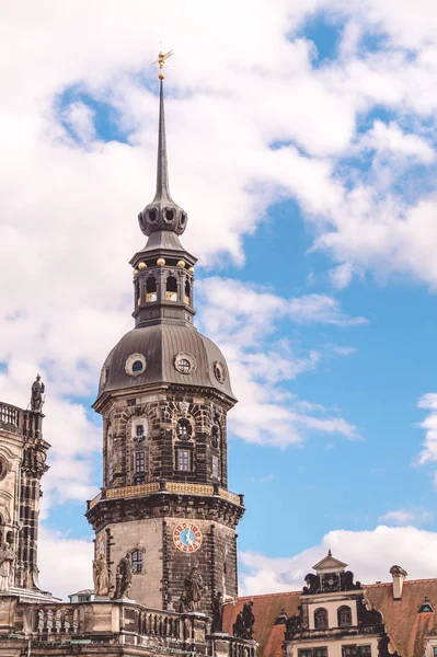 Torre del reloj en Dresde. La antigua arquitectura gótica de Alemania — Foto de Stock