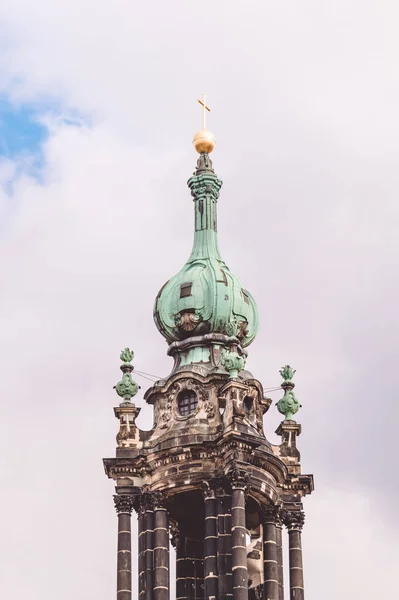 Шпиль старой готической церкви в Дрездене — стоковое фото