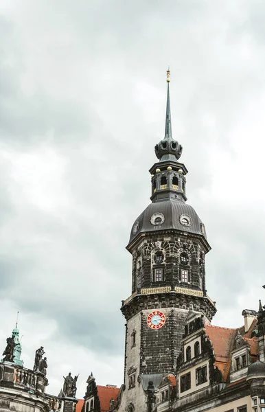 Ciudad histórica de Dresde. Antigua torre del reloj en Dresde — Foto de Stock