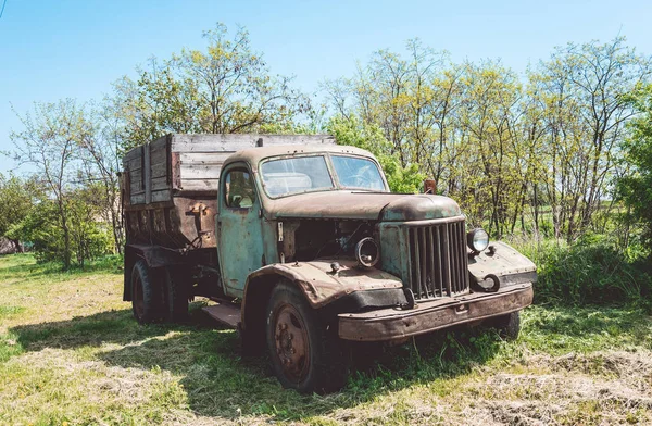 Viejo camión oxidado en una carretera rural — Foto de Stock