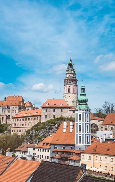 Attractions touristiques de l'Europe. Une vieille ville tchèque et le château — Photo
