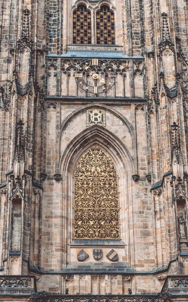 Arquitectura de la antigua Catedral de San Vito en Praga — Foto de Stock