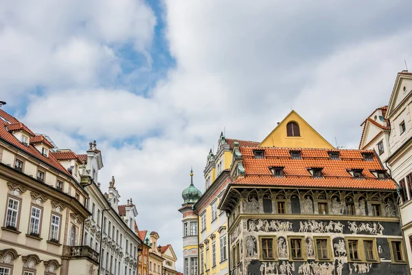 Prag. Bunte mittelalterliche Häuser in der Altstadt — Stockfoto