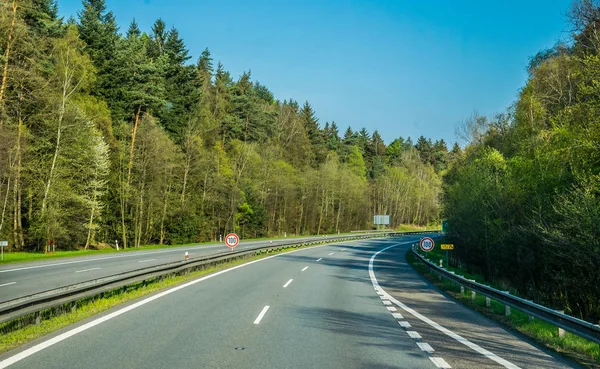 Podróż po Europie. Nowoczesne autostrady w Republice Czeskiej — Zdjęcie stockowe