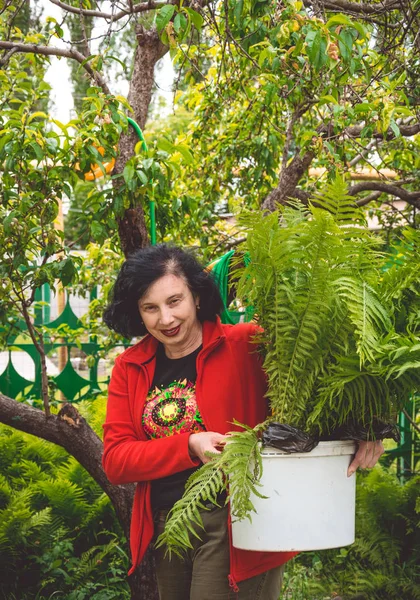 Veselá žena zahradník v zahradě zelený jarní — Stock fotografie