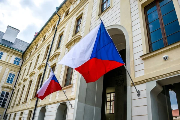 Nationale vlaggen van de Tsjechische Republiek bij de ingang van het gebouw van de President van de Tsjechische Republiek Rechtenvrije Stockafbeeldingen