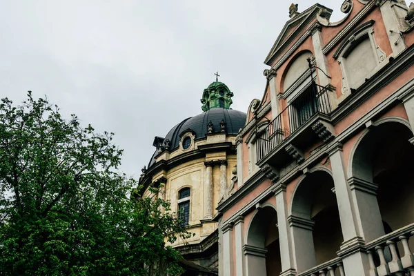 Dome of the ancient Dominican Catholic Cathedral in Lviv, Ukraine. Traveling in Eastern Europe — Stock Photo, Image