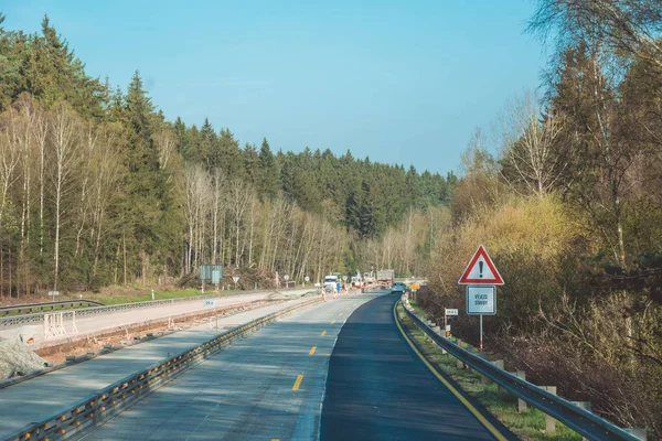 Naprawa drogi ekspresowej. Nowoczesnych szybkich autostrady w Republice Czeskiej — Zdjęcie stockowe