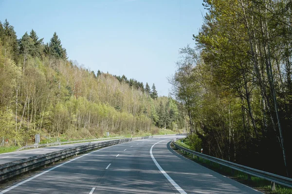 Samochód podróżować na wiosnę w Republice Czeskiej. Nowoczesne autostrady szybkich i lasy — Zdjęcie stockowe