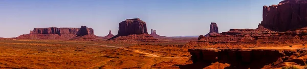 Öknen landskap av dalen av monument. Utah turistattraktioner — Stockfoto