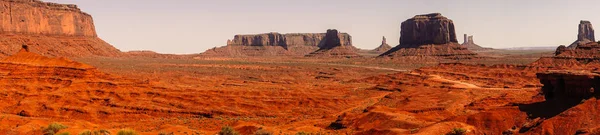 記念碑の谷の砂漠の風景です。石や砂 — ストック写真