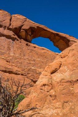 Moab çöle pitoresk doğası. Taş kayalıklarla ve doğal kemerler