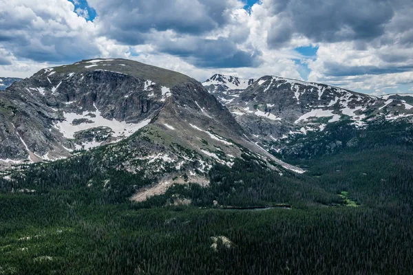 Скалистые скалы Скалистых гор и облачное небо — стоковое фото