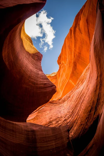 Rocas rojas de la arenisca golpeada por el clima. Pintoresco Antelope Canyon. Altas paredes de piedra y cielo azul — Foto de Stock