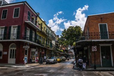 New Orleans, Louisiana, Amerika Birleşik Devletleri - 25 Haziran 2017: Antik bölge New Orleans, Fransız Mahallesi. Eski lüks malikane içinde Fransız çeyrek New Orleans. New Orleans turistik. Sıcak bir tropikal yağmur sonra şehri. Yeni Orlean modern şehir yaşamında