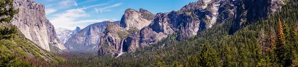 Summer trip to Yosemite National Park. Picturesque panorama of the park — Stock Photo, Image