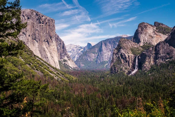 Κοιλάδα Yosemite Park και νυφικό πέπλο falls καταρράκτη — Φωτογραφία Αρχείου