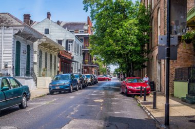 New Orleans, Louisiana, Amerika Birleşik Devletleri - 25 Haziran 2017: Antik bölge New Orleans, Fransız Mahallesi. Eski lüks malikane içinde Fransız çeyrek New Orleans. New Orleans turistik. Sıcak bir tropikal yağmur sonra şehri. Yeni Orlean modern şehir yaşamında