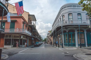 New Orleans, Louisiana, Amerika Birleşik Devletleri - 25 Haziran 2017: Antik bölge New Orleans, Fransız Mahallesi. Eski lüks malikane içinde Fransız çeyrek New Orleans. New Orleans turistik. Sıcak bir tropikal yağmur sonra şehri. Yeni Orlean modern şehir yaşamında
