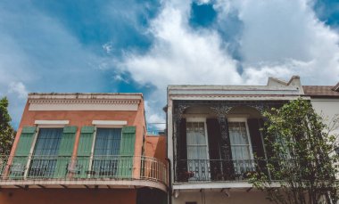 New Orleans, Louisiana, Amerika Birleşik Devletleri - 25 Haziran 2017: Antik bölge New Orleans, Fransız Mahallesi. Eski lüks malikane içinde Fransız çeyrek New Orleans. New Orleans turistik. Sıcak bir tropikal yağmur sonra şehri. Yeni Orlean modern şehir yaşamında
