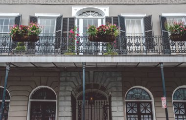 New Orleans, Louisiana, Amerika Birleşik Devletleri - 25 Haziran 2017: Antik bölge New Orleans, Fransız Mahallesi. Eski lüks malikane içinde Fransız çeyrek New Orleans. New Orleans turistik. Sıcak bir tropikal yağmur sonra şehri. Yeni Orlean modern şehir yaşamında