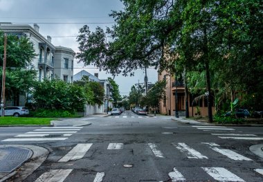 New Orleans, Louisiana, Amerika Birleşik Devletleri - 25 Haziran 2017: Antik bölge New Orleans, Fransız Mahallesi. Eski lüks malikane içinde Fransız çeyrek New Orleans. New Orleans turistik. Sıcak bir tropikal yağmur sonra şehri. Yeni Orlean modern şehir yaşamında