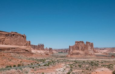 Çölde Moab yolda. Doğal Arches National Park. Bir turist Rota