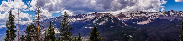 Заснеженные горные вершины Скалистых гор. Панорама горы — стоковое фото