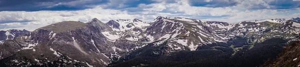 Nieve y sol. Paso en las Montañas Rocosas, Colorado, EE.UU. — Foto de Stock
