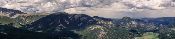 Parque Nacional de las Montañas Rocosas. Pintoresco paisaje de montaña nublado. El juego de la luz y la sombra — Foto de Stock