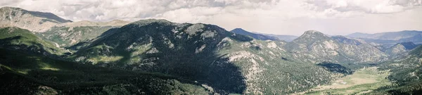 Parque Nacional de las Montañas Rocosas. Pintoresco paisaje de montaña nublado — Foto de Stock