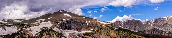 Parque Nacional de las Montañas Rocosas. Picos de montaña de las Montañas Rocosas — Foto de Stock