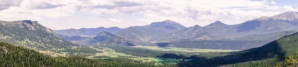 Parque Nacional de las Montañas Rocosas. Verde soleado Valle — Foto de Stock