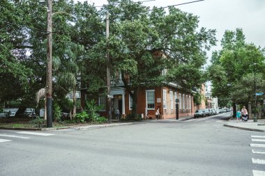 New Orleans, Louisiana, Amerika Birleşik Devletleri - 25 Haziran 2017: Antik bölge New Orleans, Fransız Mahallesi. Eski lüks malikane içinde Fransız çeyrek New Orleans. New Orleans turistik. Sıcak bir tropikal yağmur sonra şehri. Yeni Orlean modern şehir yaşamında